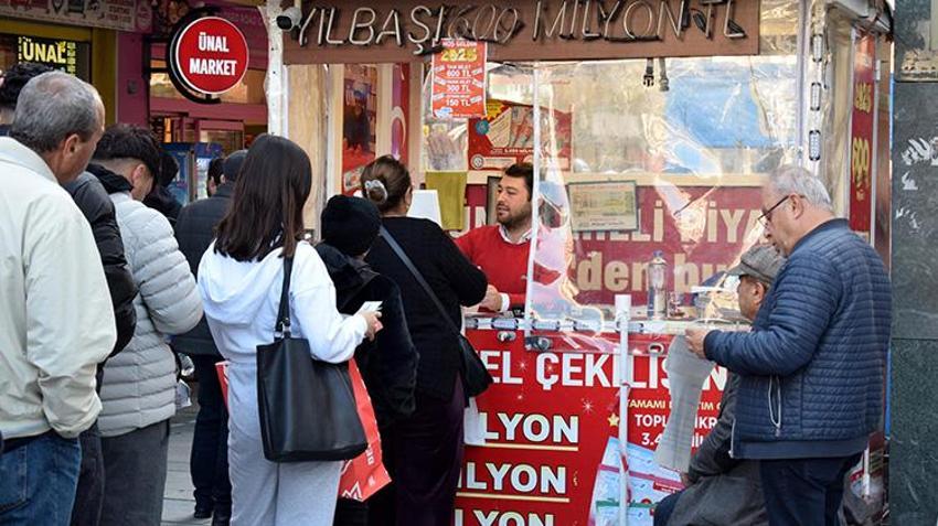 Büyük ikramiyenin çeyrek bilete vurduğu Antalya'da bayilerde 'amorti' yoğunluğu yaşanıyor 