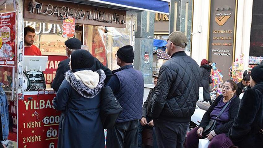 Büyük ikramiyenin çeyrek bilete vurduğu Antalya'da bayilerde 'amorti' yoğunluğu yaşanıyor 