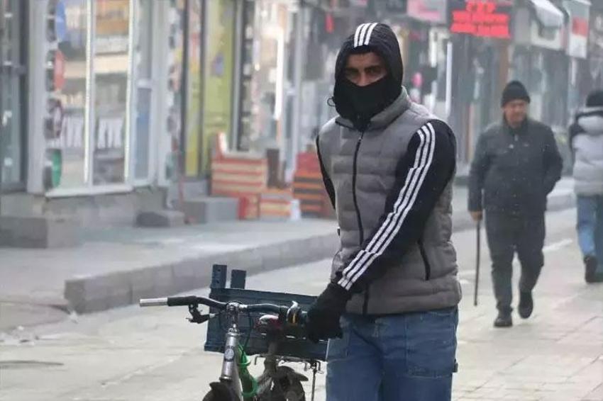 Dondurucu soğukları Doğu Anadolu'yu vurdu: Sıcaklık eksi 28 dereceye düştü, otomobiller battaniyeyle kaplandı