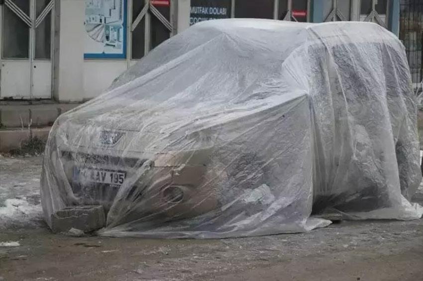 Dondurucu soğukları Doğu Anadolu'yu vurdu: Sıcaklık eksi 28 dereceye düştü, otomobiller battaniyeyle kaplandı