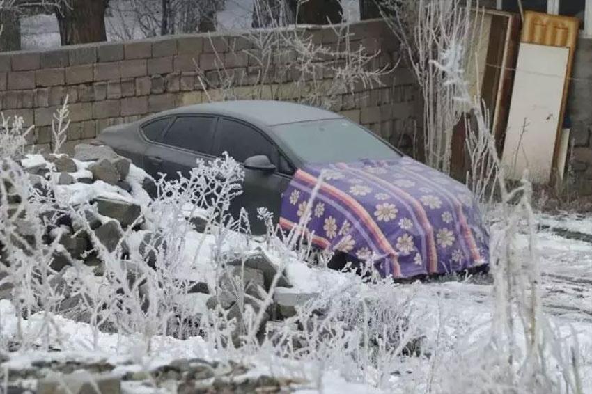 Dondurucu soğukları Doğu Anadolu'yu vurdu: Sıcaklık eksi 28 dereceye düştü, otomobiller battaniyeyle kaplandı