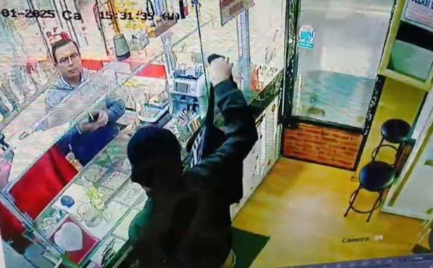 Bursa'da trajikomik soygun girişimi: Oyuncak silahla soyguna kalkıştı, kaptırdığı silahla dayak yedi