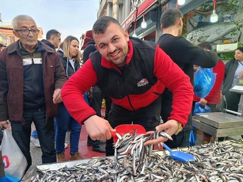 Hamsi fiyatları bollukla beraber düştü, Edirne'de vatandaşlar sıraya girdi