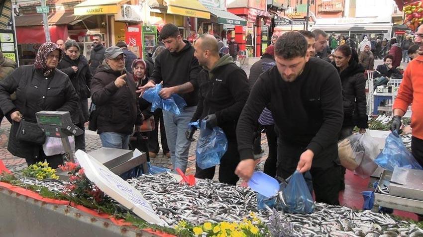 Hamsi fiyatları bollukla beraber düştü, Edirne'de vatandaşlar sıraya girdi