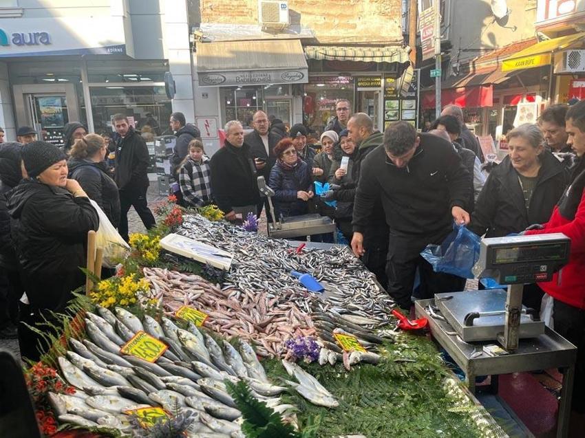 Hamsi fiyatları bollukla beraber düştü, Edirne'de vatandaşlar sıraya girdi