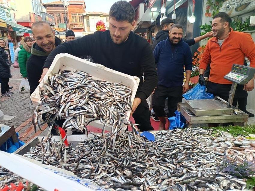 Hamsi fiyatları bollukla beraber düştü, Edirne'de vatandaşlar sıraya girdi