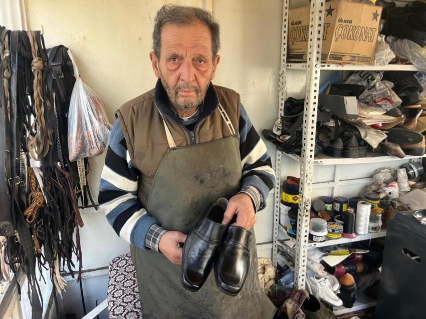 Makinesi kendisinden yaşlı! 70 yaşında hala çekiç sallıyor: Denizlili emektar ayakkabı ustası yetiştirecek çırak bulamıyor