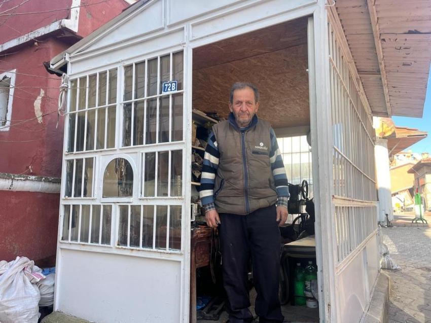 Makinesi kendisinden yaşlı! 70 yaşında hala çekiç sallıyor: Denizlili emektar ayakkabı ustası yetiştirecek çırak bulamıyor