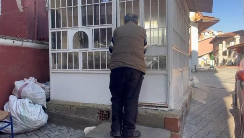 Makinesi kendisinden yaşlı! 70 yaşında hala çekiç sallıyor: Denizlili emektar ayakkabı ustası yetiştirecek çırak bulamıyor