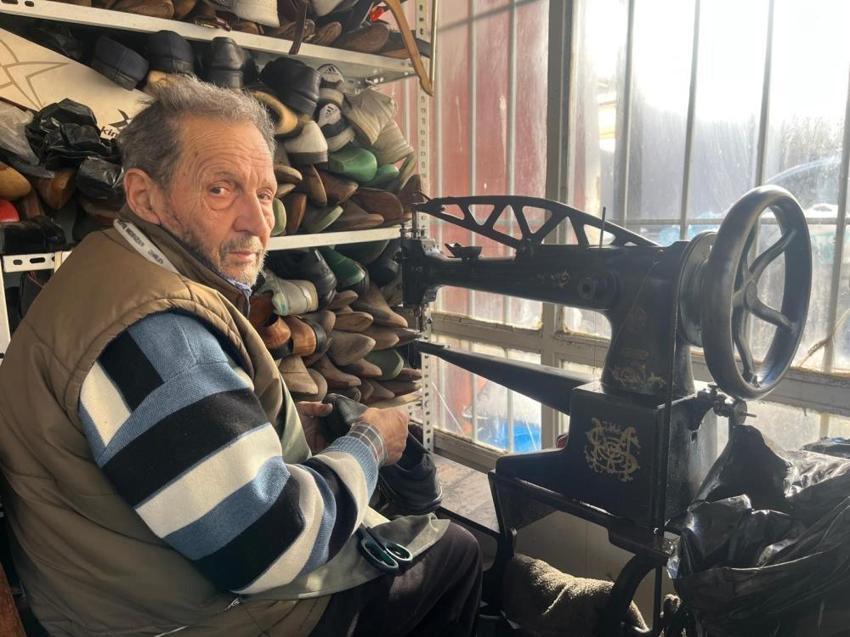Makinesi kendisinden yaşlı! 70 yaşında hala çekiç sallıyor: Denizlili emektar ayakkabı ustası yetiştirecek çırak bulamıyor