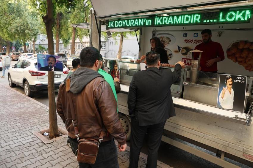 Adana'da Ferdi Tayfur anısına lokma dağıtıldı: 'Çok sevdiğimiz birisiydi'