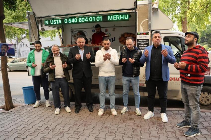 Adana'da Ferdi Tayfur anısına lokma dağıtıldı: 'Çok sevdiğimiz birisiydi'