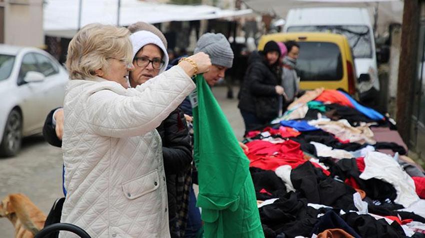 Edirne'de sokak hayvanları için pazarda gönüllü satış yapıyorlar