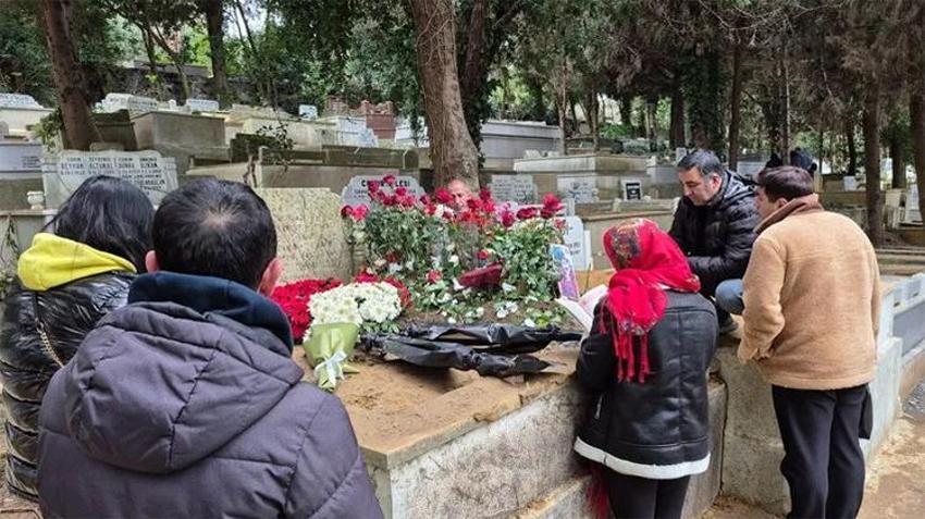 Ferdi Tayfur'un mezarına koştular! '13-14 yaşından beri dinliyorum, şarkılarıyla büyüdük'