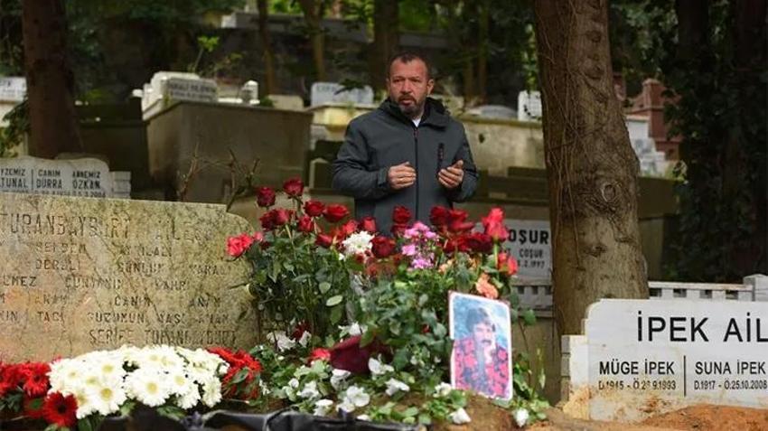 Ferdi Tayfur'un mezarına koştular! '13-14 yaşından beri dinliyorum, şarkılarıyla büyüdük'