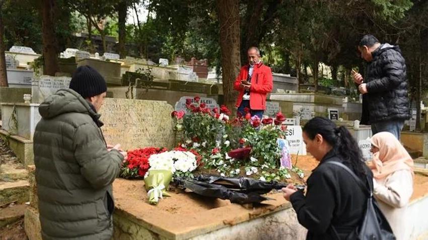 Ferdi Tayfur'un mezarına koştular! '13-14 yaşından beri dinliyorum, şarkılarıyla büyüdük'