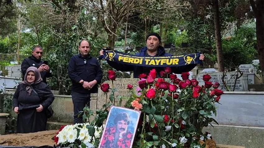Ferdi Tayfur'un mezarına koştular! '13-14 yaşından beri dinliyorum, şarkılarıyla büyüdük'