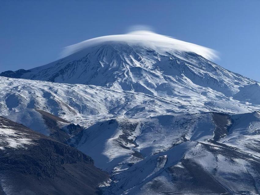 Ağrı Dağı'nda mercek bulutu oluştu: Yüksek rakımda görsel şölen
