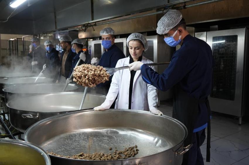 Aşçı adayı lise öğrencileri günde 10 bin kişi için yemek hazırlıyor