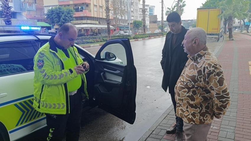 Polisin ısrarı fayda etmedi: Kaza yerini bırakıp bankamatiğe koştular
