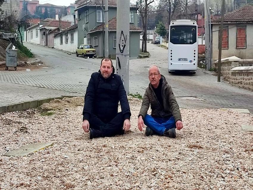 Mahallenin muhtarı oturma eylemi yaptı! Sebebi şaşırttı