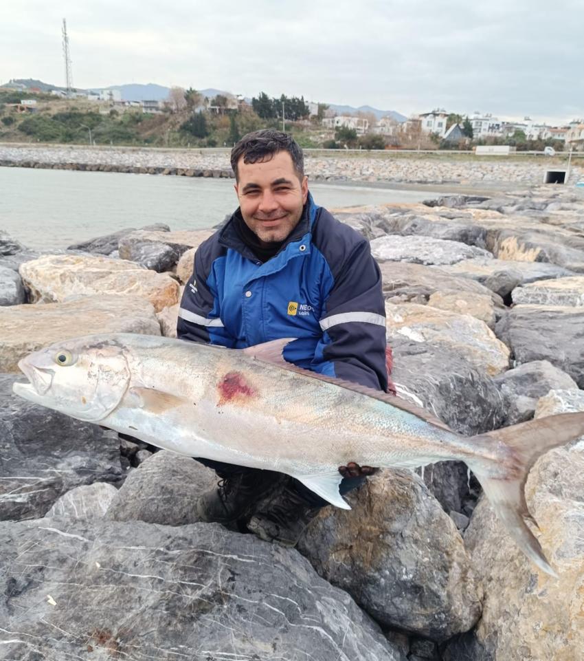 Hatay'da amatör balıkçı bir metrelik iki dev balığı tek seferde yakaladı 
