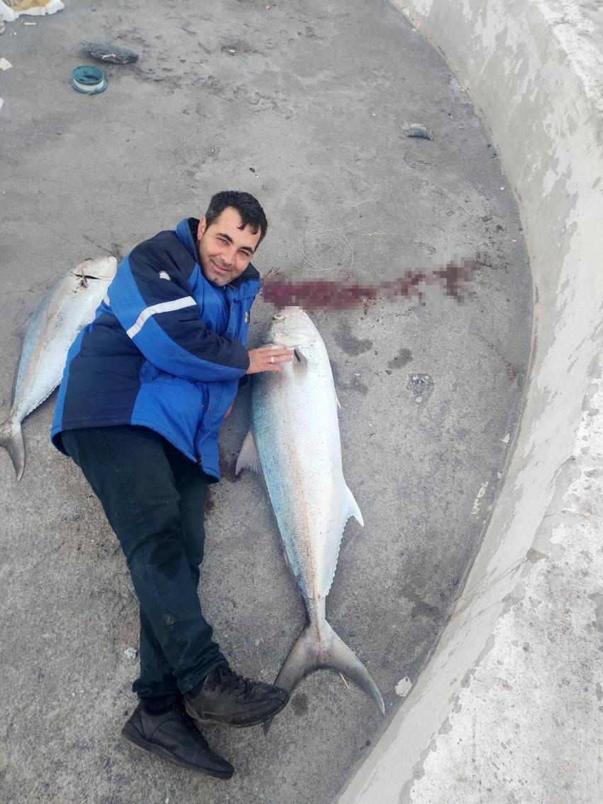 Hatay'da amatör balıkçı bir metrelik iki dev balığı tek seferde yakaladı 