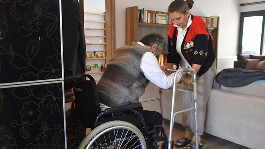 Trafik kazasında felç geçirdi, çizdiği karikatür onu hayata bağladı