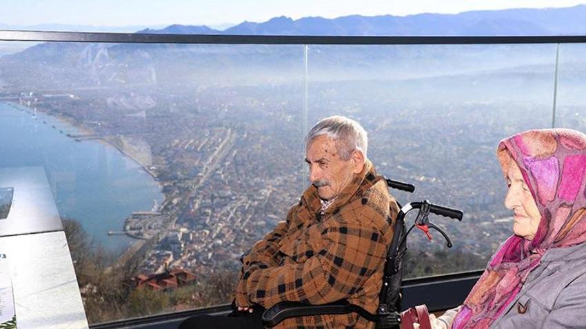 Ordu'da 90 yaşındaki yürüme engelli "engelsiz taksi" ile Boztepe'yi gezdi