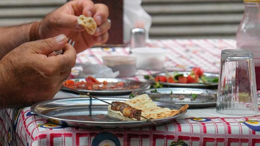 Adanalılar kahvaltıda bunu yiyor: Yüzlerce yıldır süren gelenek tarihi çarşıda yaşatılıyor: Geceden sıraya girenler var