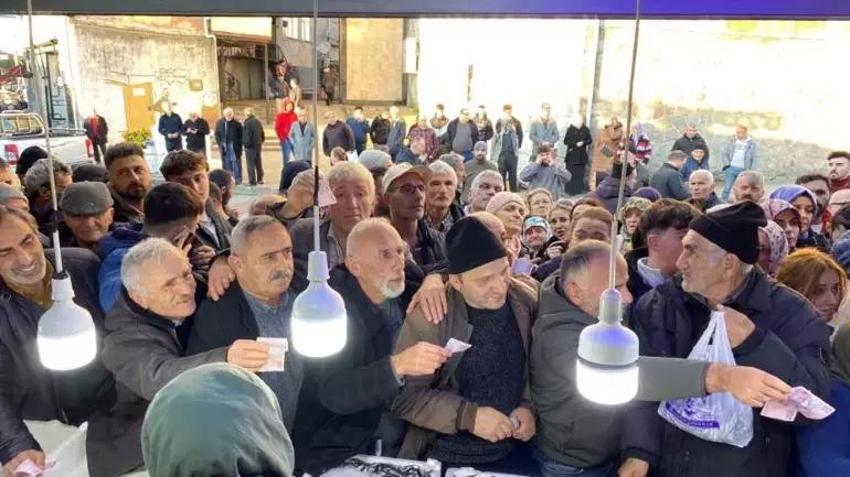 Fiyatını duyan koştu! Artvin'de 6 ton hamsi 3 saatte tükendi