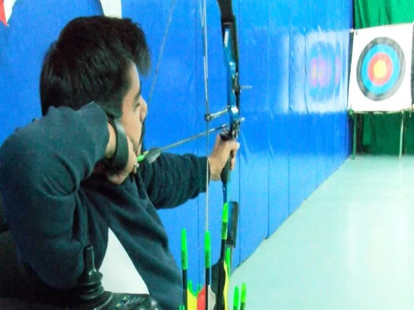 Markette tanıştığı milli haltercinin önerisiyle başladığı okçulukta şampiyonluk istiyor