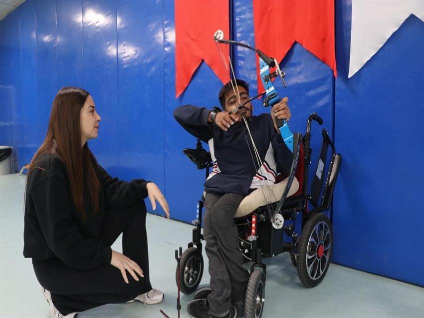 Markette tanıştığı milli haltercinin önerisiyle başladığı okçulukta şampiyonluk istiyor