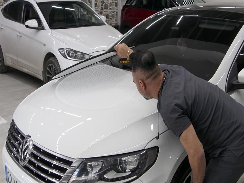 Kaporta ustası, araçları doktor kıyafeti giyerek tamir ediyor