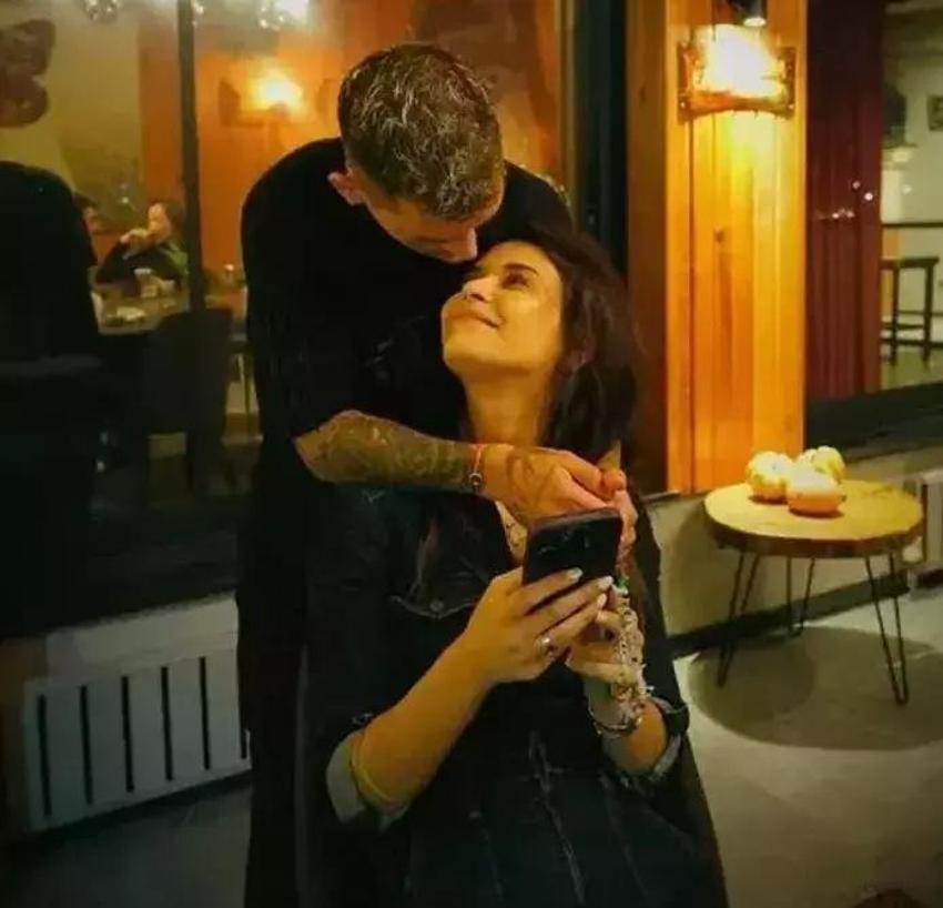 Devrim Özkan'ın nispet niteliğinde pozları göz kamaştırdı! 'Yaz geri gelsin'