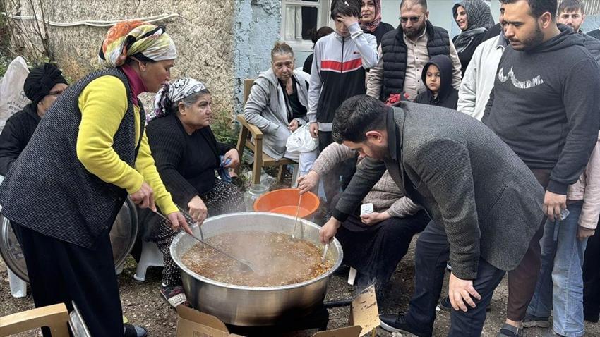 Ferdi Tayfur'un Adana'da çocukluğunun geçtiği mahallede helva dağıtıldı