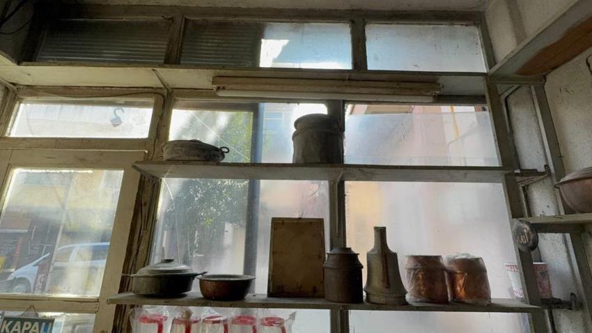 15 metrekarede 65 yılını geçiren usta görenleri hayrete düşürüyor