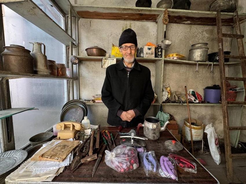 15 metrekarede 65 yılını geçiren usta görenleri hayrete düşürüyor