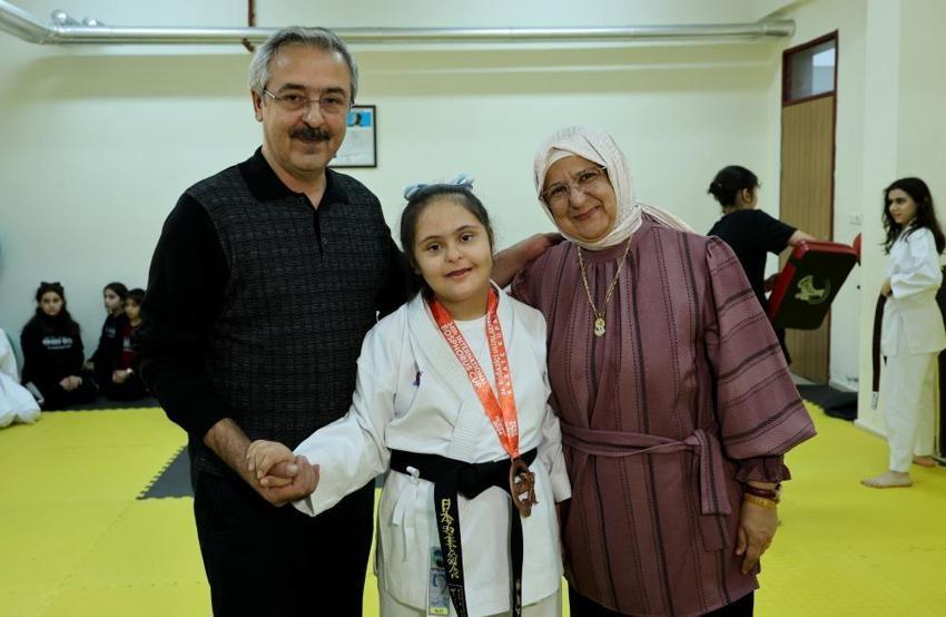 Sosyalleşsin diye ailesinin karateye yönlendirdiği down sendromlu Reyyan şampiyon oldu