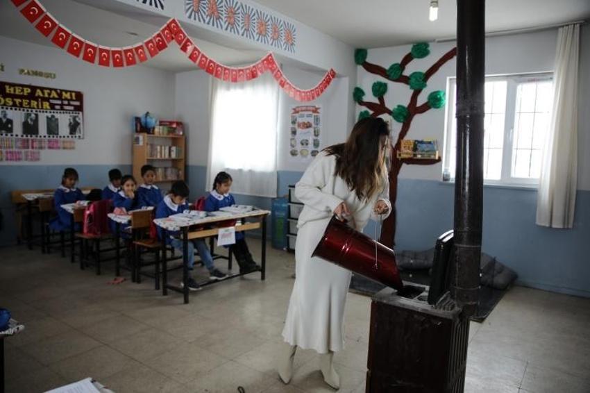 Kendi okullarını kendileri tamir ettiler! Van'da öğrencilerin kurdele kesti