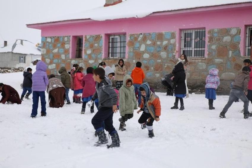 Kendi okullarını kendileri tamir ettiler! Van'da öğrencilerin kurdele kesti