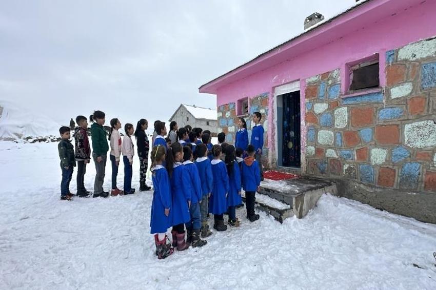 Kendi okullarını kendileri tamir ettiler! Van'da öğrencilerin kurdele kesti
