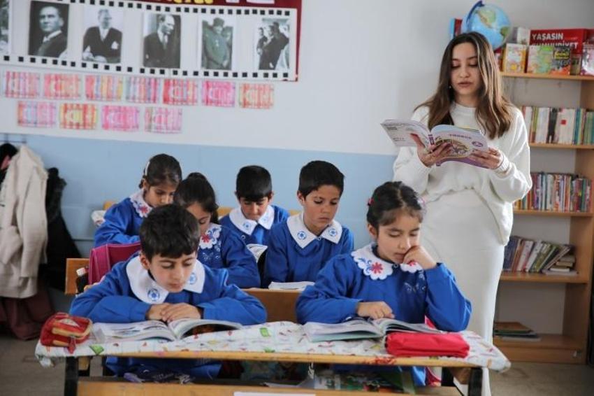 Kendi okullarını kendileri tamir ettiler! Van'da öğrencilerin kurdele kesti