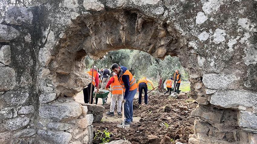 Muğla'da Herakleia Antik Kenti'ndeki kazılarda eserlerin üzerinde pati izlerine rastlandı