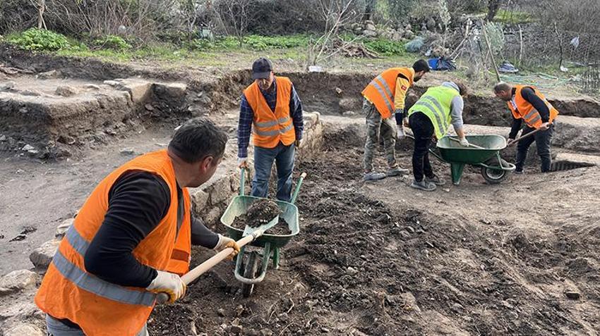 Muğla'da Herakleia Antik Kenti'ndeki kazılarda eserlerin üzerinde pati izlerine rastlandı