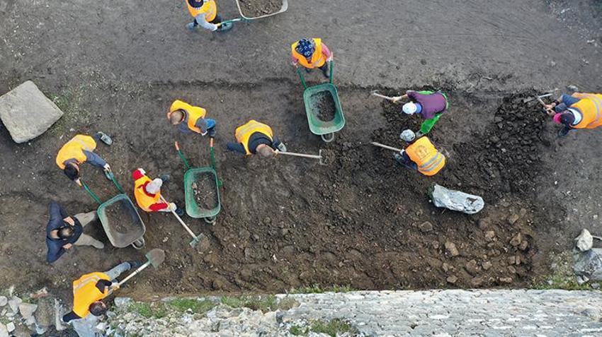 Muğla'da Herakleia Antik Kenti'ndeki kazılarda eserlerin üzerinde pati izlerine rastlandı
