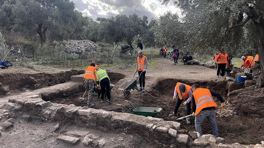 Muğla'da Herakleia Antik Kenti'ndeki kazılarda eserlerin üzerinde pati izlerine rastlandı