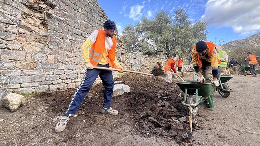 Muğla'da Herakleia Antik Kenti'ndeki kazılarda eserlerin üzerinde pati izlerine rastlandı