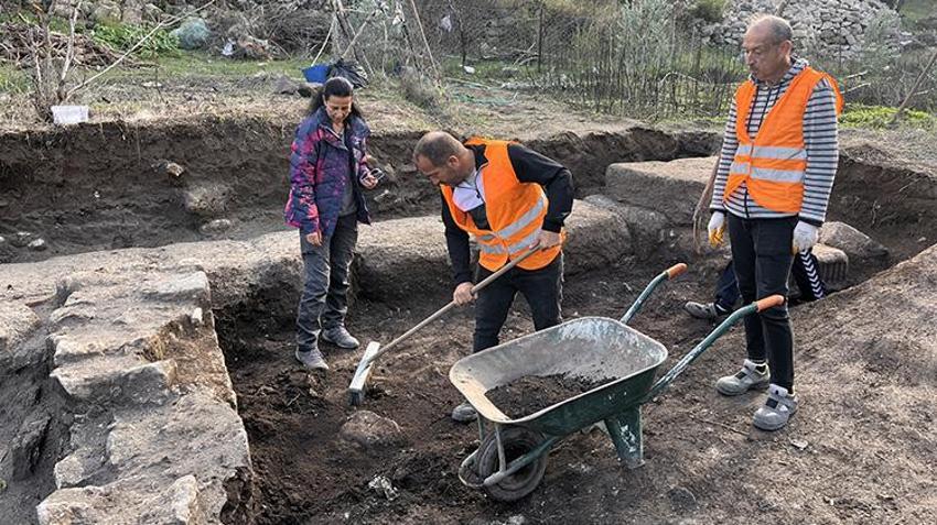 Muğla'da Herakleia Antik Kenti'ndeki kazılarda eserlerin üzerinde pati izlerine rastlandı