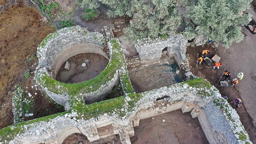 Muğla'da Herakleia Antik Kenti'ndeki kazılarda eserlerin üzerinde pati izlerine rastlandı
